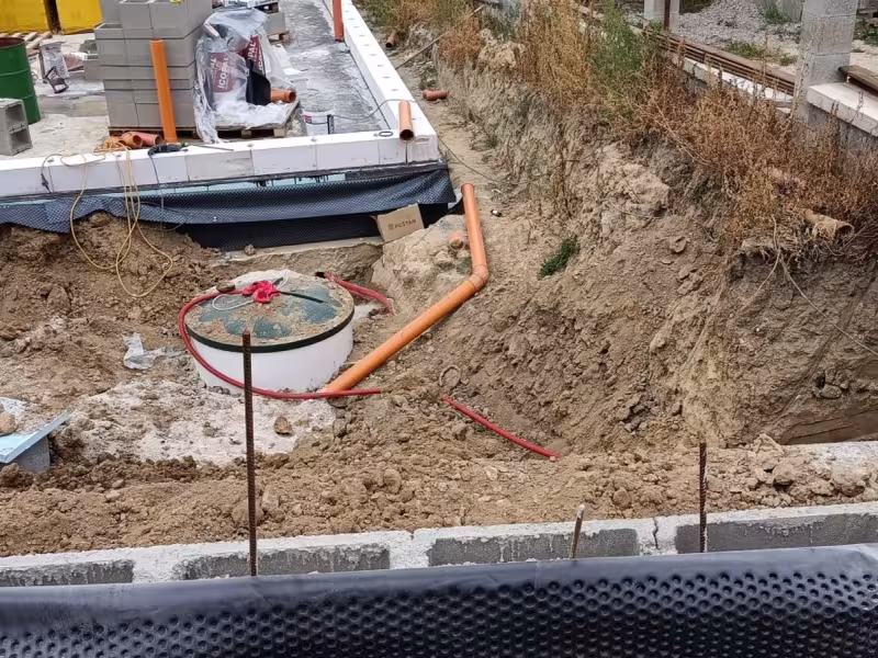 Profesionálne zapojenie odpadového potrubia a osadenie nádrže..